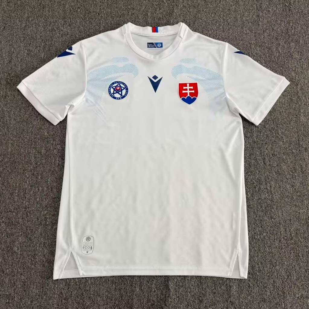 Biely hosťovský futbalový dres Slovenska 2026/27 s modrou grafikou sokolích krídel spredu
