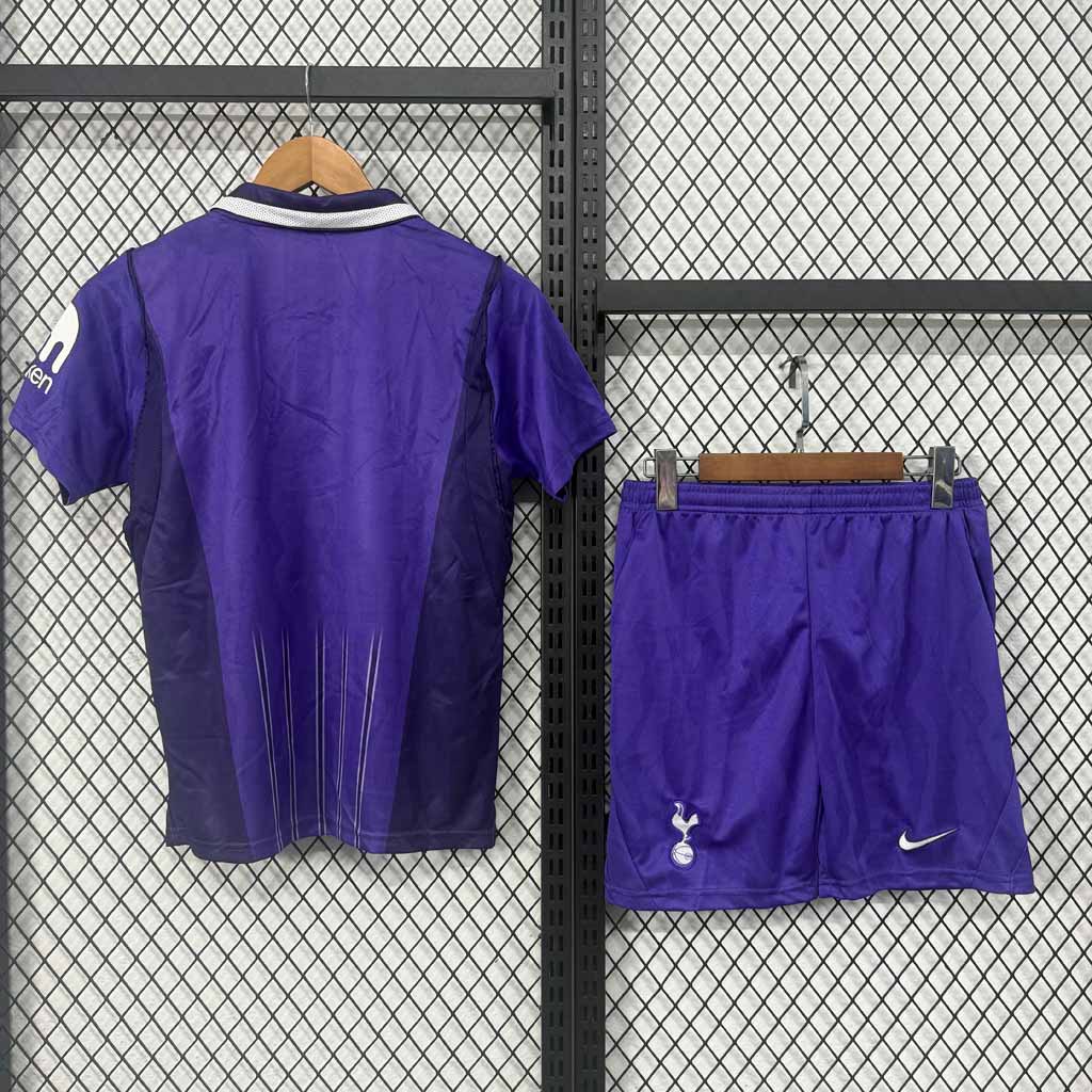 Fialový detský futbalový dres Tottenham 2026/27 zadná strana a kraťasy