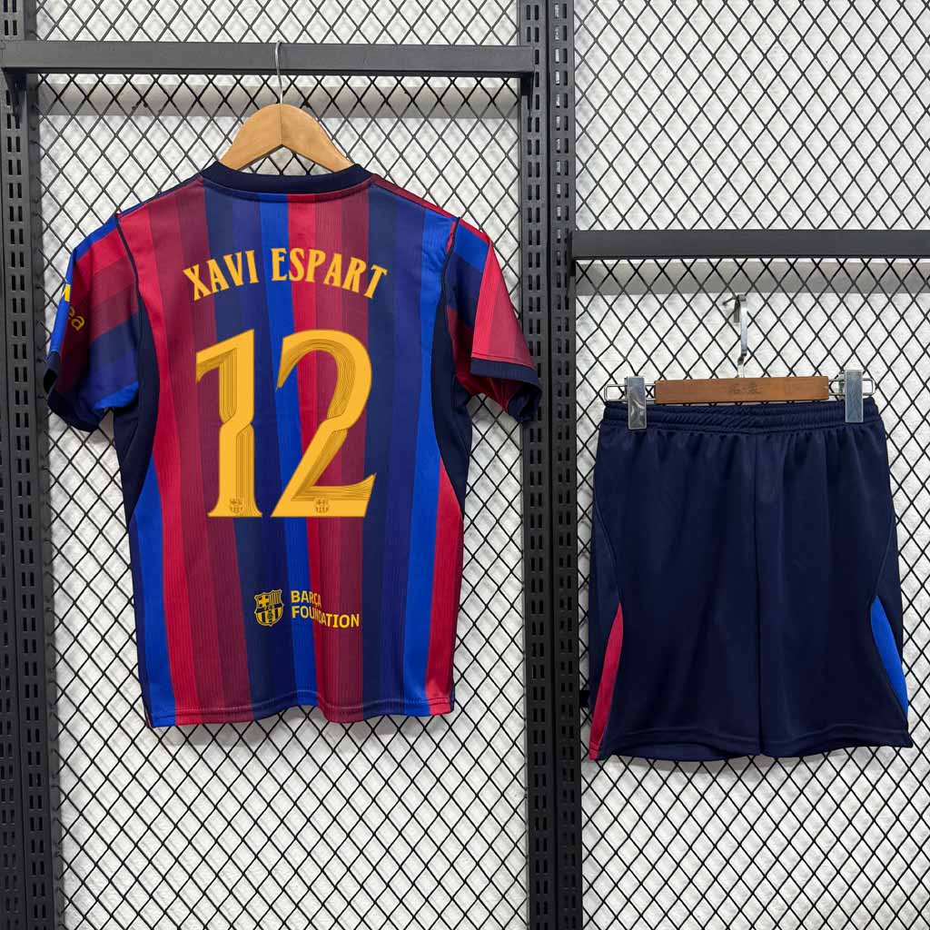 Detský domáci dres Barcelona 2026/27 s potlačou XAVI ESPART 12 na chrbte a tmavomodrými šortkami