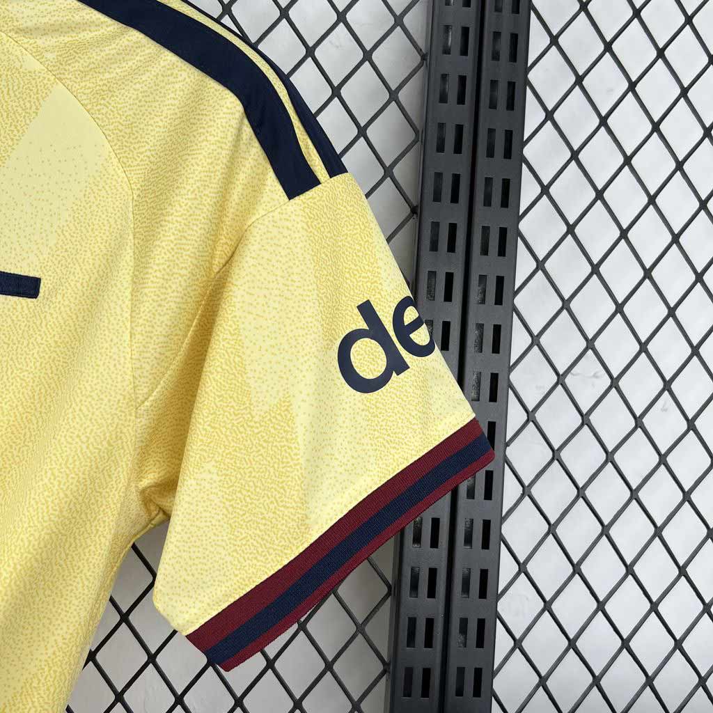 Detail tmavomodrého a vínovočerveného rukáva dresu Arsenal 2026/27