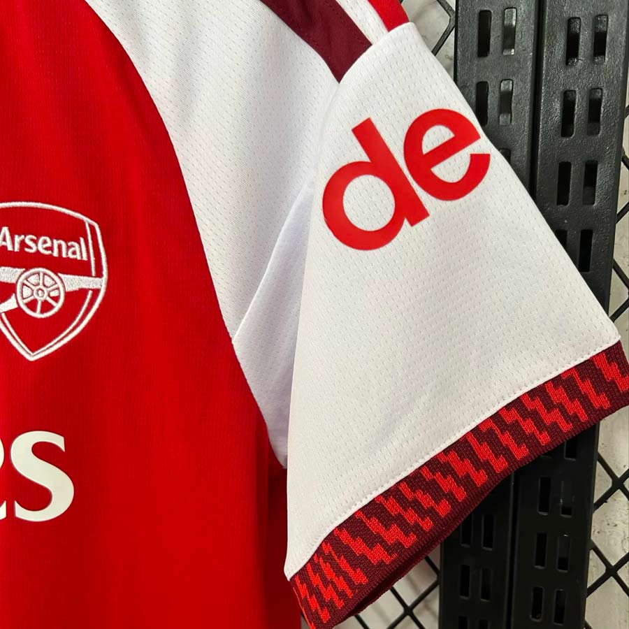 Červený Arsenal dres 2026/27 – detail bieleho rukáva a vzorovanej manžety