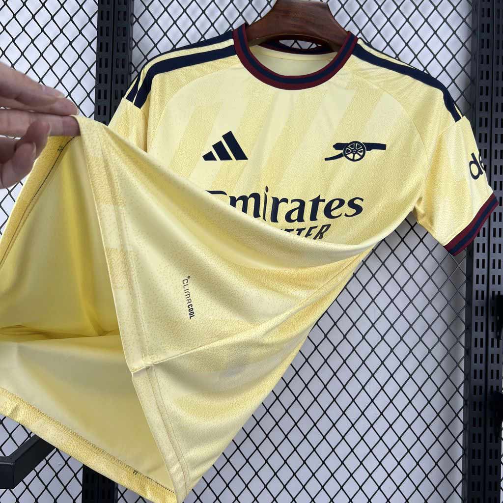 Detail ľahkého materiálu tretieho futbalového dresu Arsenal 2026/27