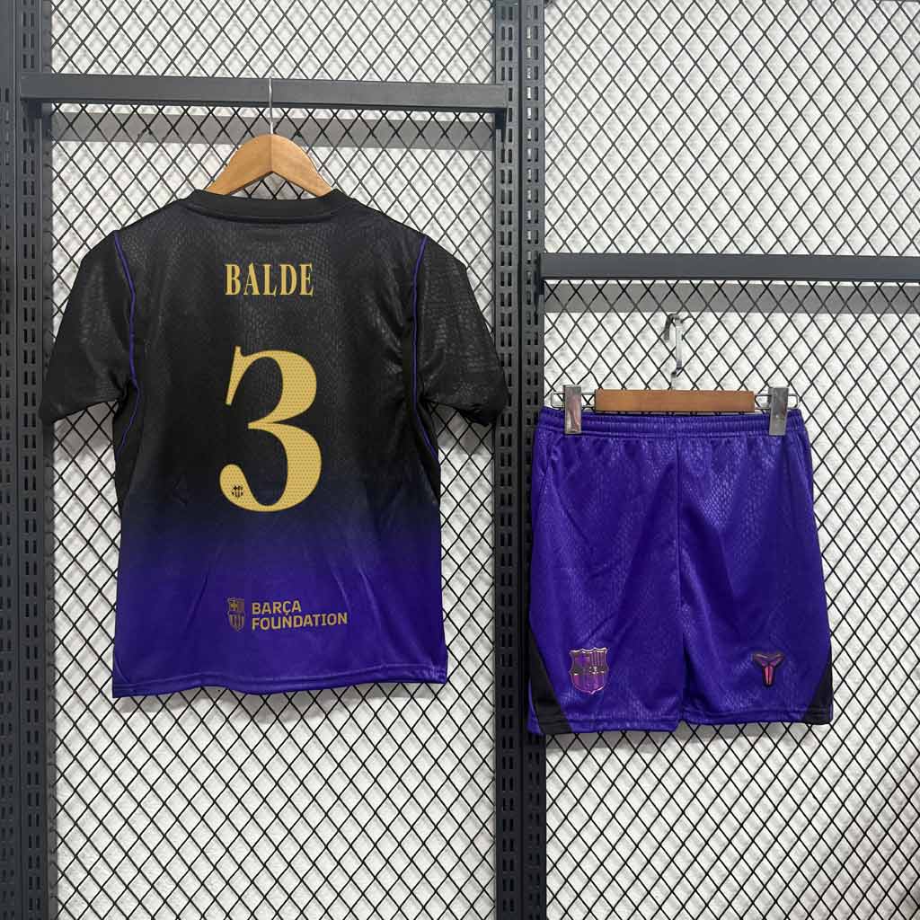 Detský hosťovský komplet Barcelona 26/27 zozadu s menom BALDE, zlatým číslom 3 a fialovými šortkami