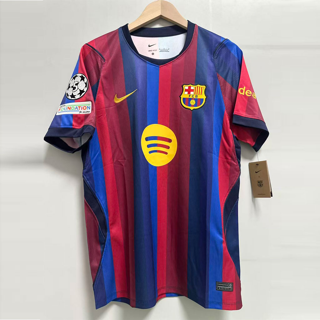 Domáci futbalový dres Barcelona 2026/27 s modrými a bordovými pruhmi