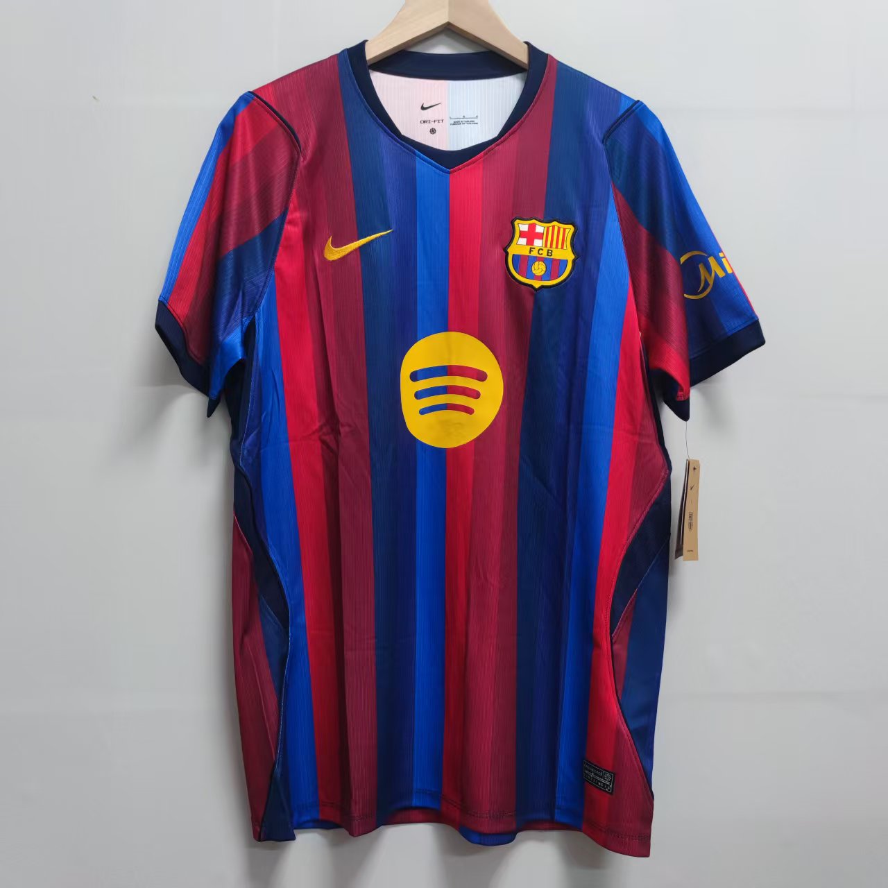 Domáci futbalový dres Barcelona 2026/27 s modrými a bordovými pruhmi