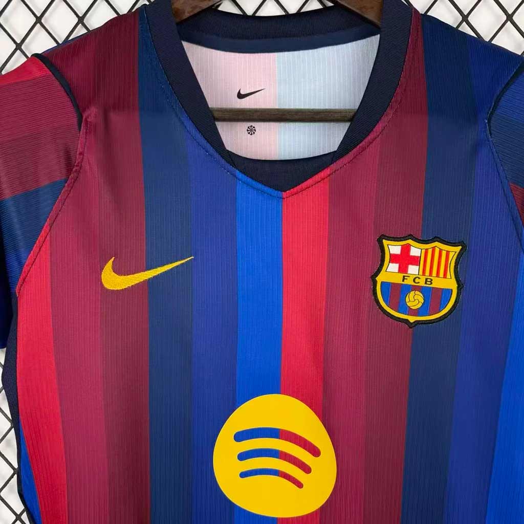 Detail znaku a farebných pruhov dámskeho dresu Barcelona 2026/27