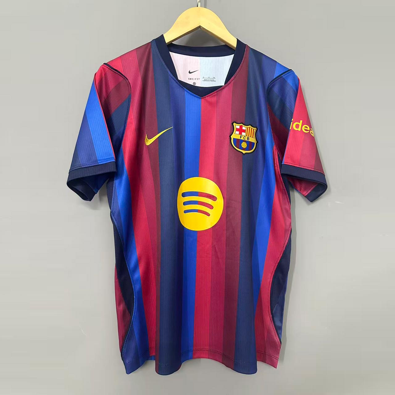 FC Barcelona domáci dres 2026/27 s červeno-modrými pruhmi – predná strana