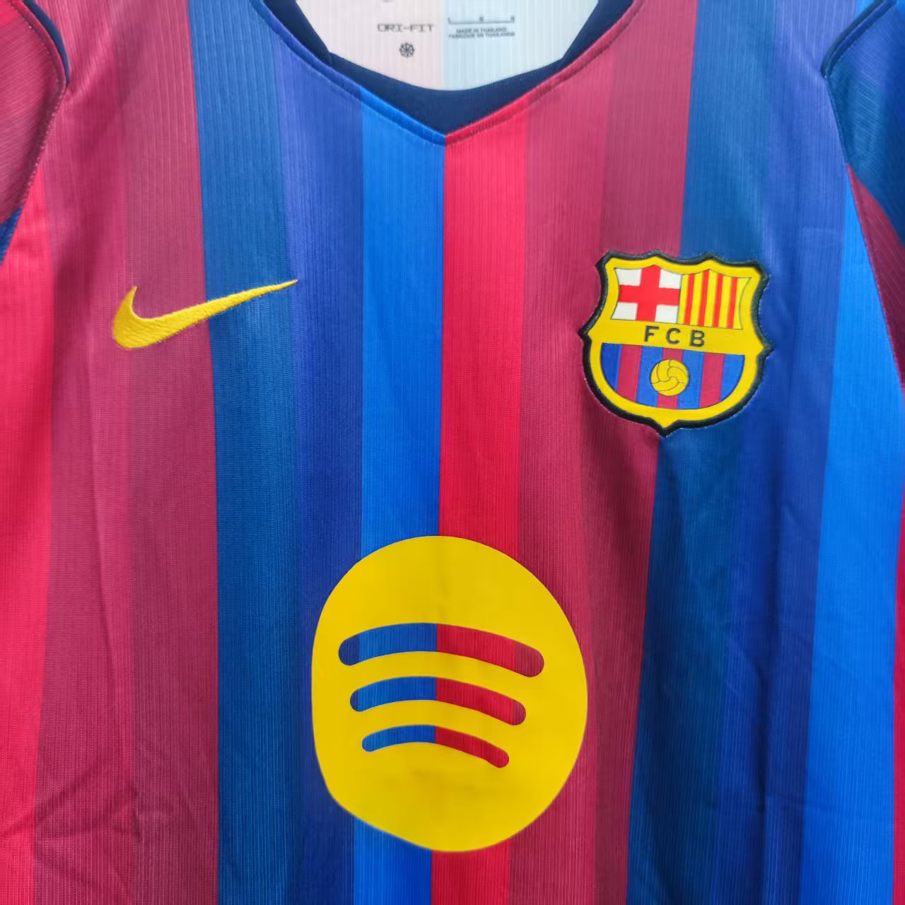 Detail znaku a farebných pruhov domáceho dresu Barcelona 2026/27