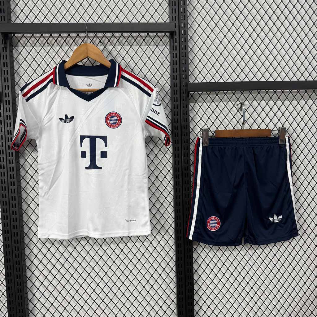 Biely hosťovský dres Bayern München pre deti 2026/27 s trenírkami
