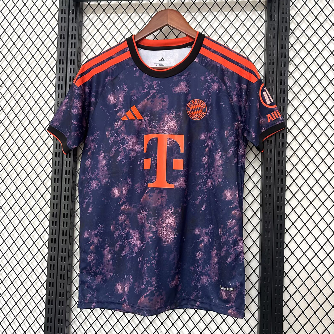 Tmavomodrý tretí dres Bayern München 2026/27 pre Ligu majstrov spredu