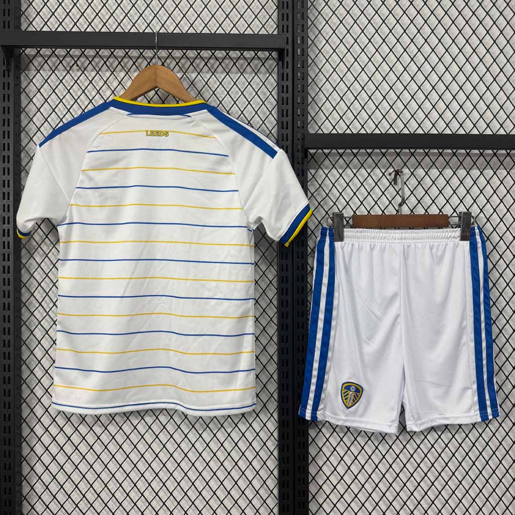 Biely detský dres Leeds United 2026/27 – zadná strana a kraťasy
