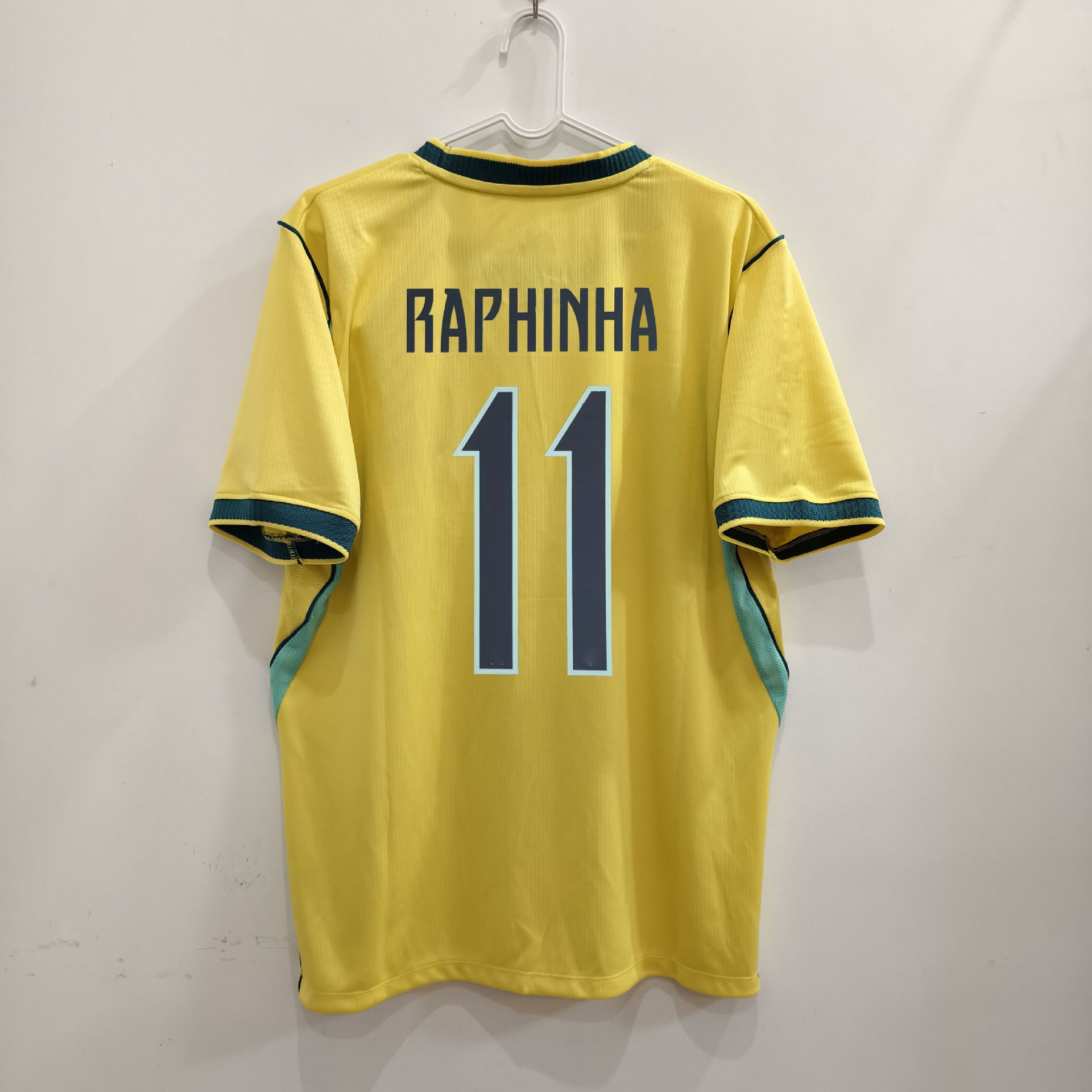 Žltý domáci dres Brazília 2026 s menom Raphinha a číslom 11