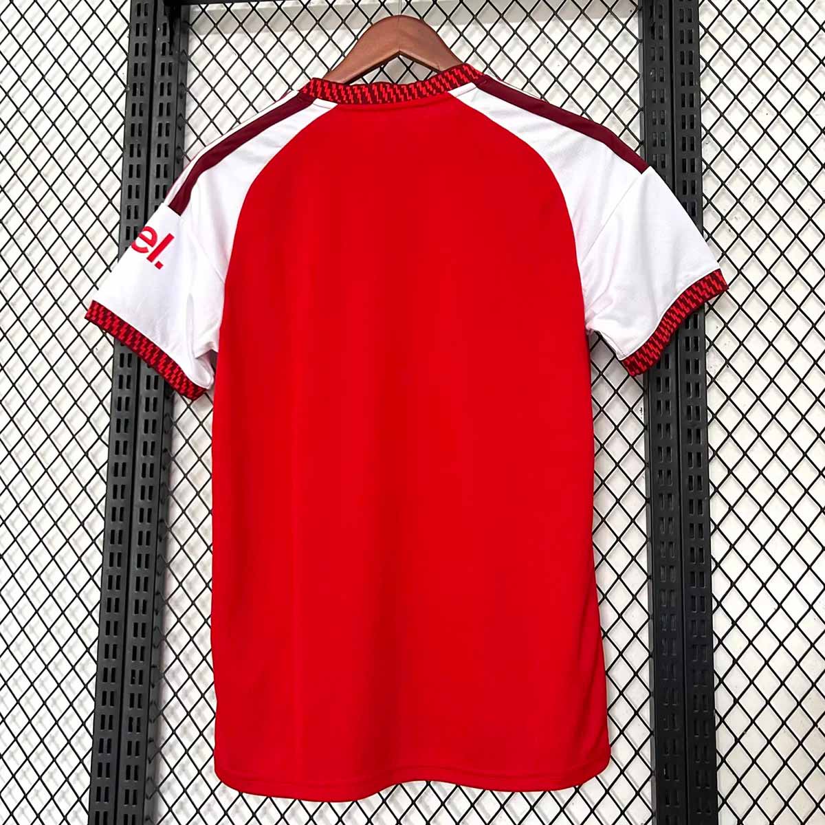 Červeno-biely domáci dres Arsenal FC 2026/27 – pohľad zozadu
