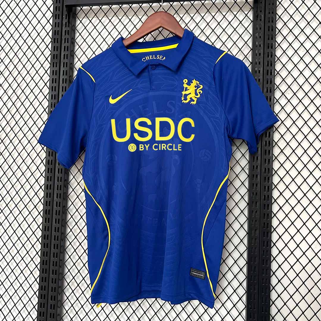 Detail Polo goliera a žltého leva na drese Chelsea FC 2026/27