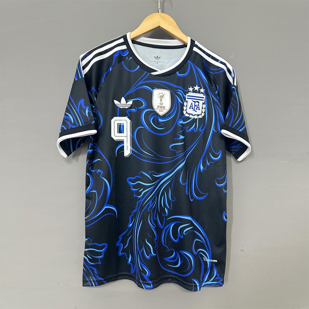 Čierny futbalový dres Argentína J. Álvarez 9 s modrým ornamentálnym vzorom