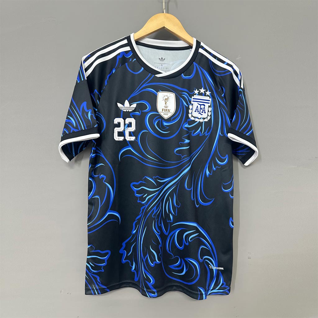Čierny futbalový dres Argentína L. Martínez 22 s modrým ornamentálnym vzorom