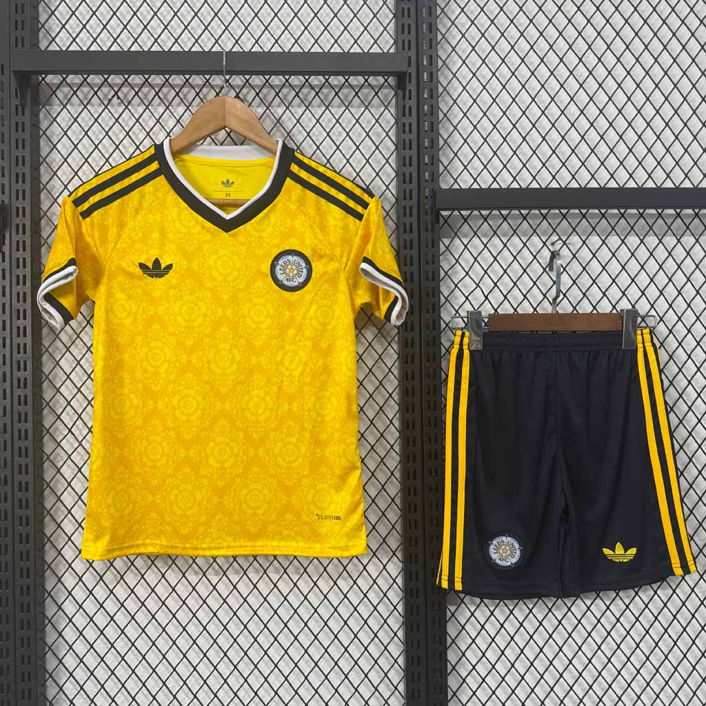 Detský hosťovský dres Leeds United 2026/27 – žltý komplet s kraťasmi