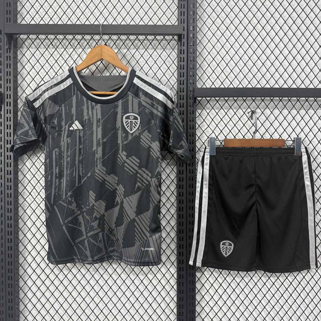 Detský tretí dres Leeds United 2026/27 – tmavosivý komplet s kraťasmi