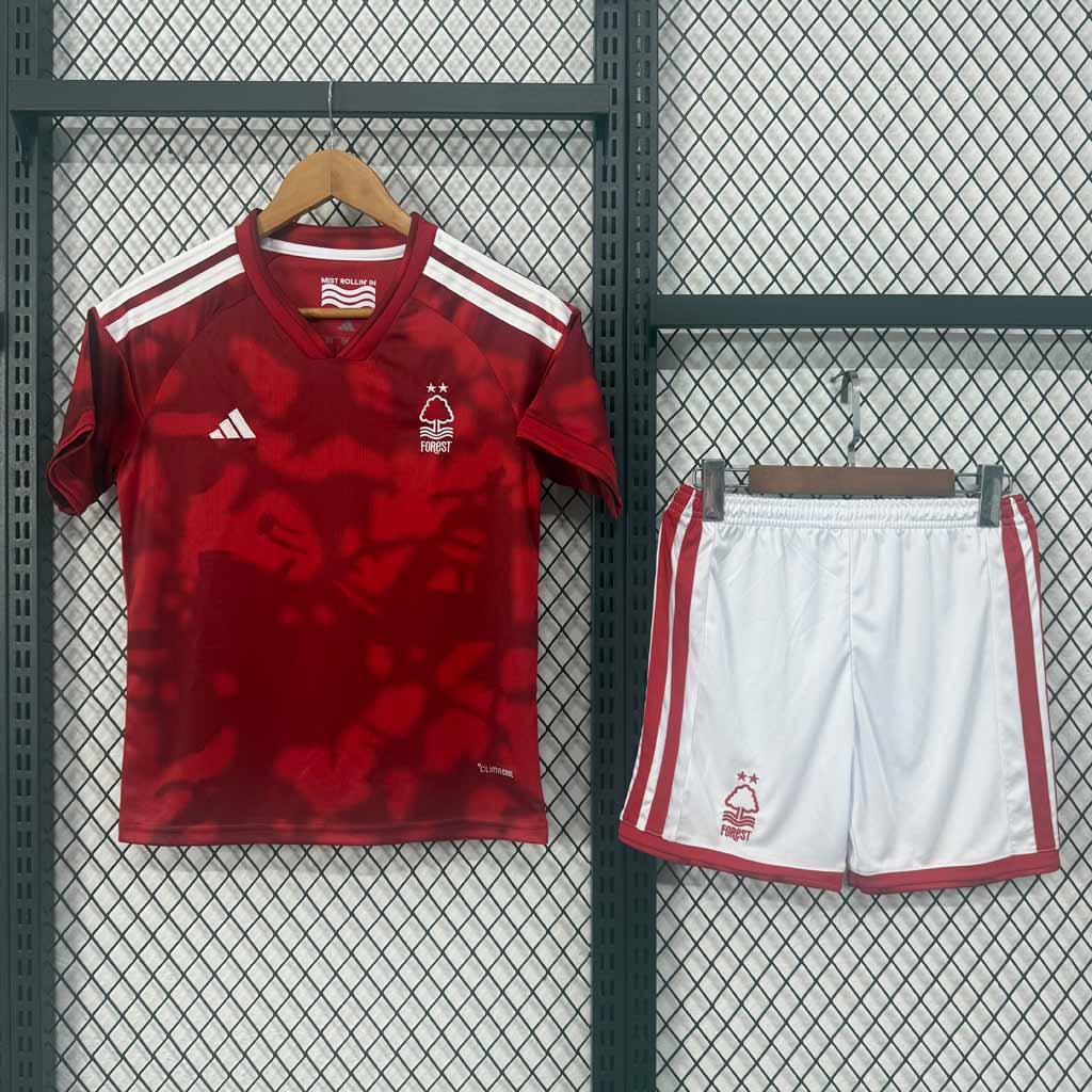 Detský domáci dres Nottingham Forest 2026/27 s bielymi šortkami – predná strana