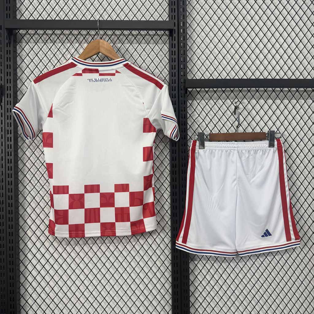 Detský dres Chorvátsko 2026/27 – zadná strana a biele kraťasy