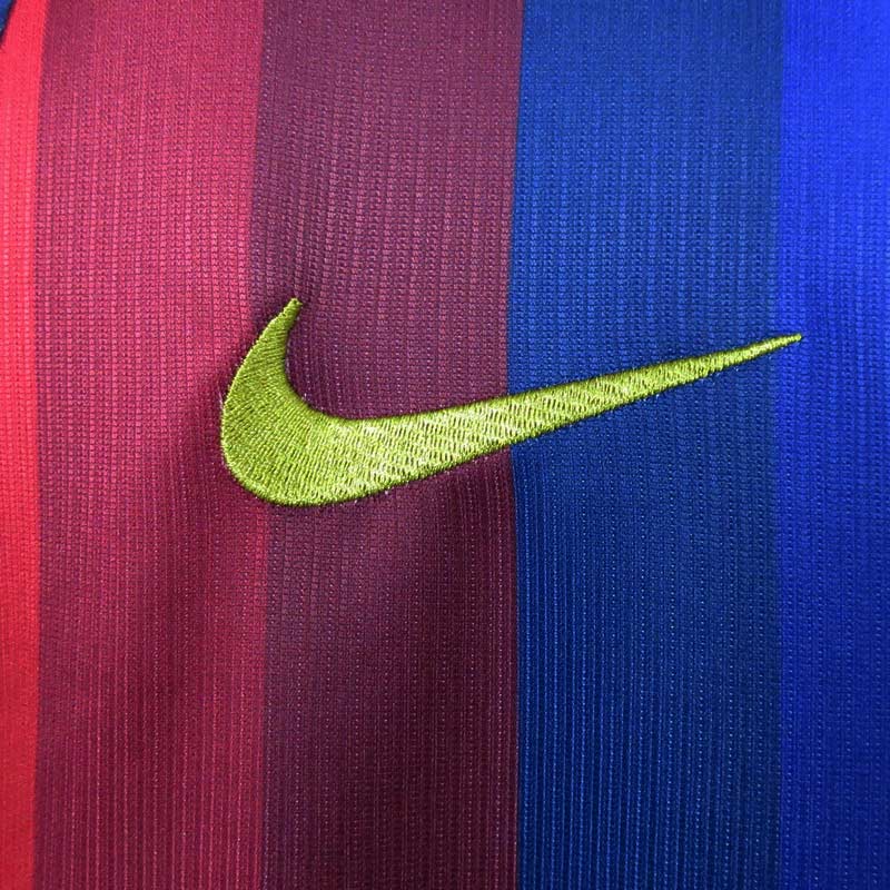 Barcelona dres 2026/27 detail žltého loga a blaugrana pruhov