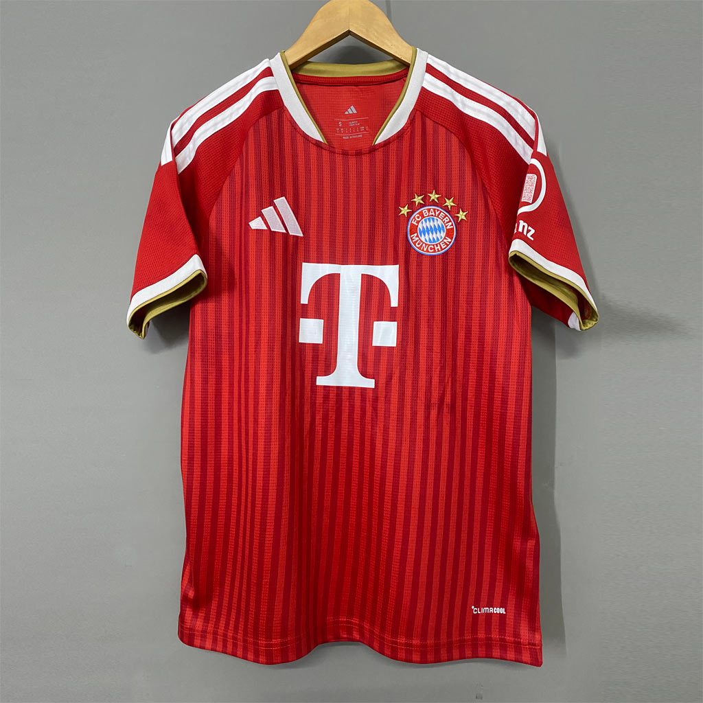 Červený domáci dres FC Bayern München 2026/27 – predná strana
