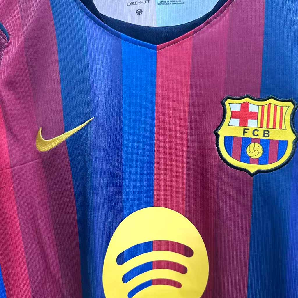 Detail znaku a viacfarebných pruhov domáceho dresu Barcelona 2026/27
