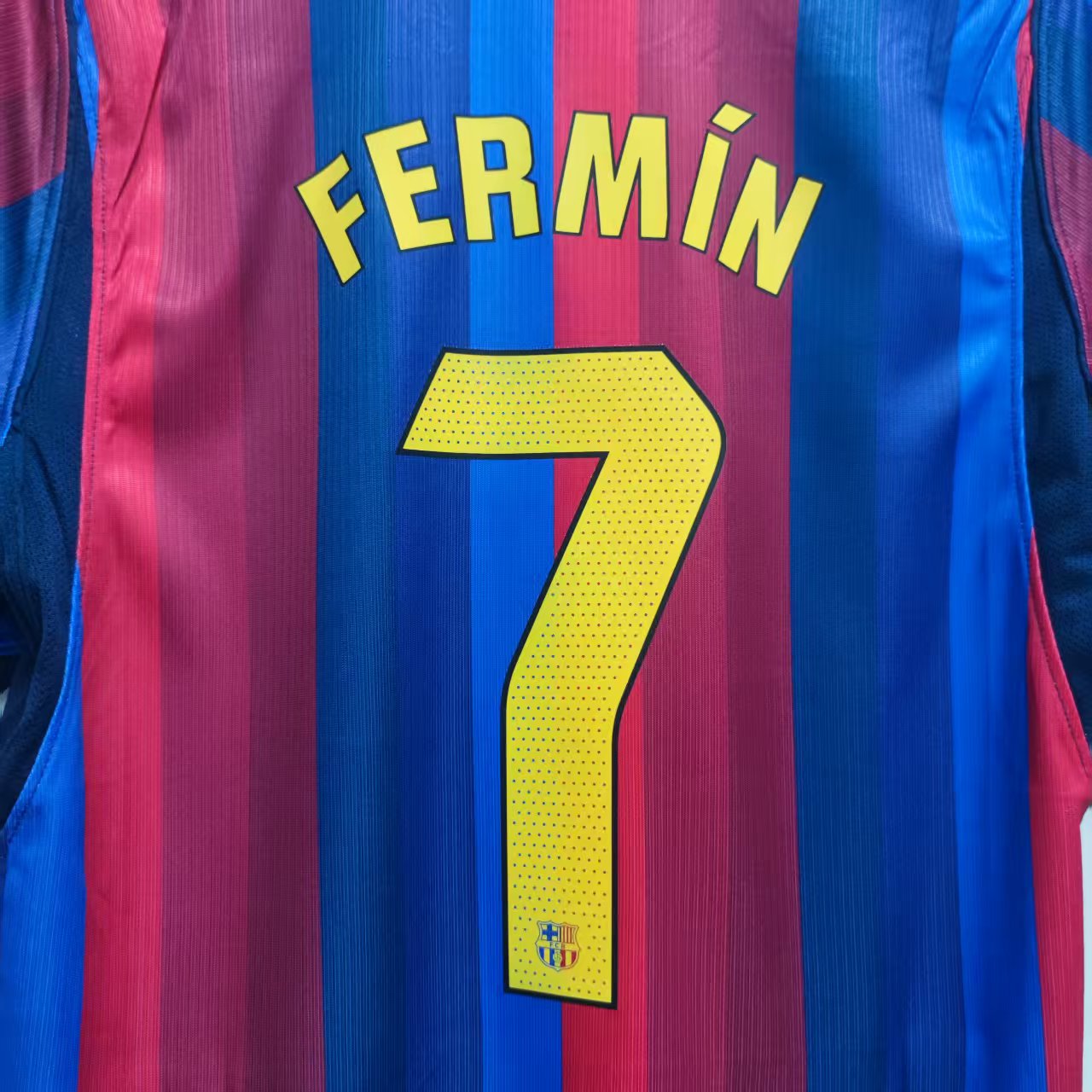 Detail žltej potlače FERMÍN 7 na domácom drese Barcelona 2026/27