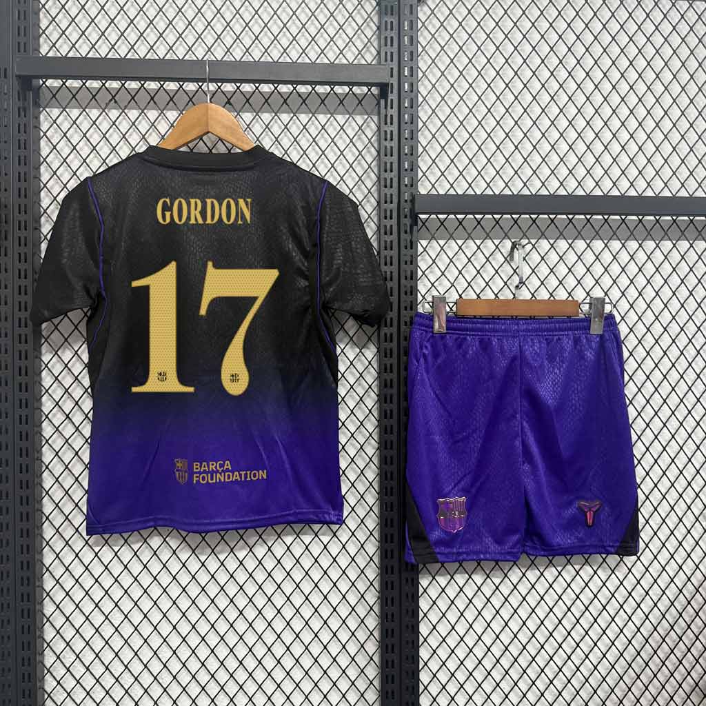 Detail zlatej potlače GORDON s číslom 17 pre detský hosťovský set Barcelona 26/27