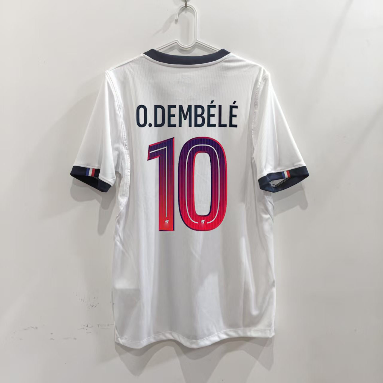 Zadná strana bieleho hosťovského dresu Paris 26/27 s potlačou O. DEMBÉLÉ 10