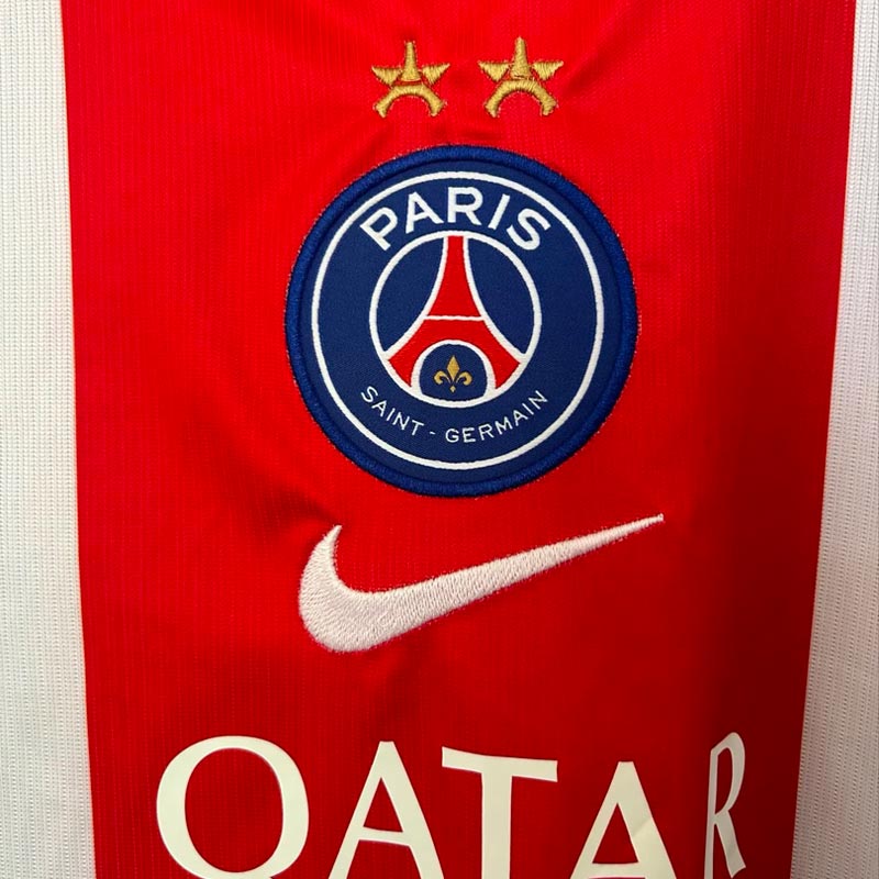 Detail dvoch zlatých hviezd a centrálne umiestneného znaku na drese Paris 26/27