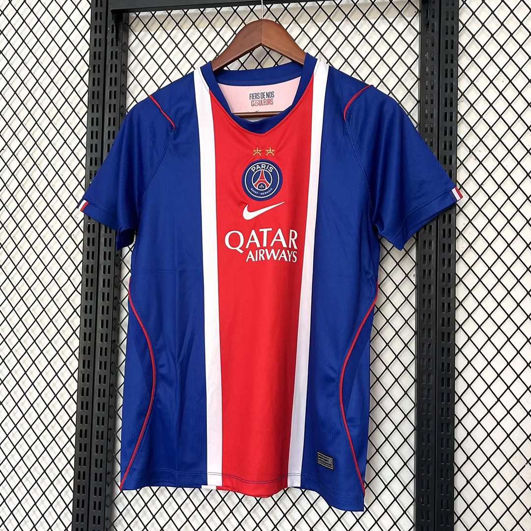 Modrý domáci dres Paris 26/27 s dvoma zlatými hviezdami a širokým Hechter pruhom