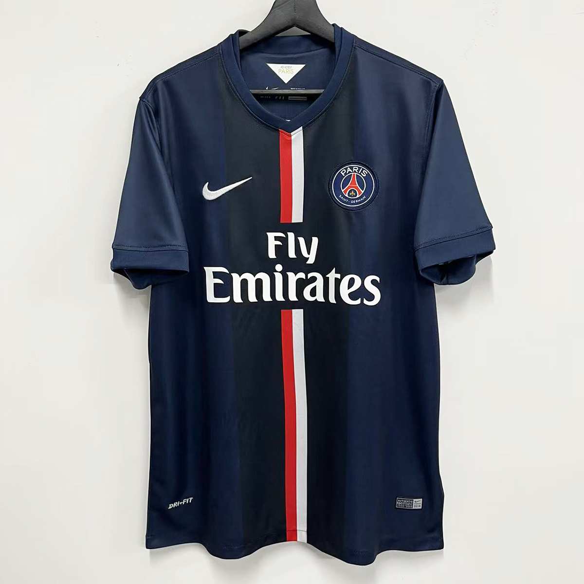 Tmavomodrý PSG 2014/15 retro domáci futbalový dres s červeno-bielym stredovým pruhom – predná strana