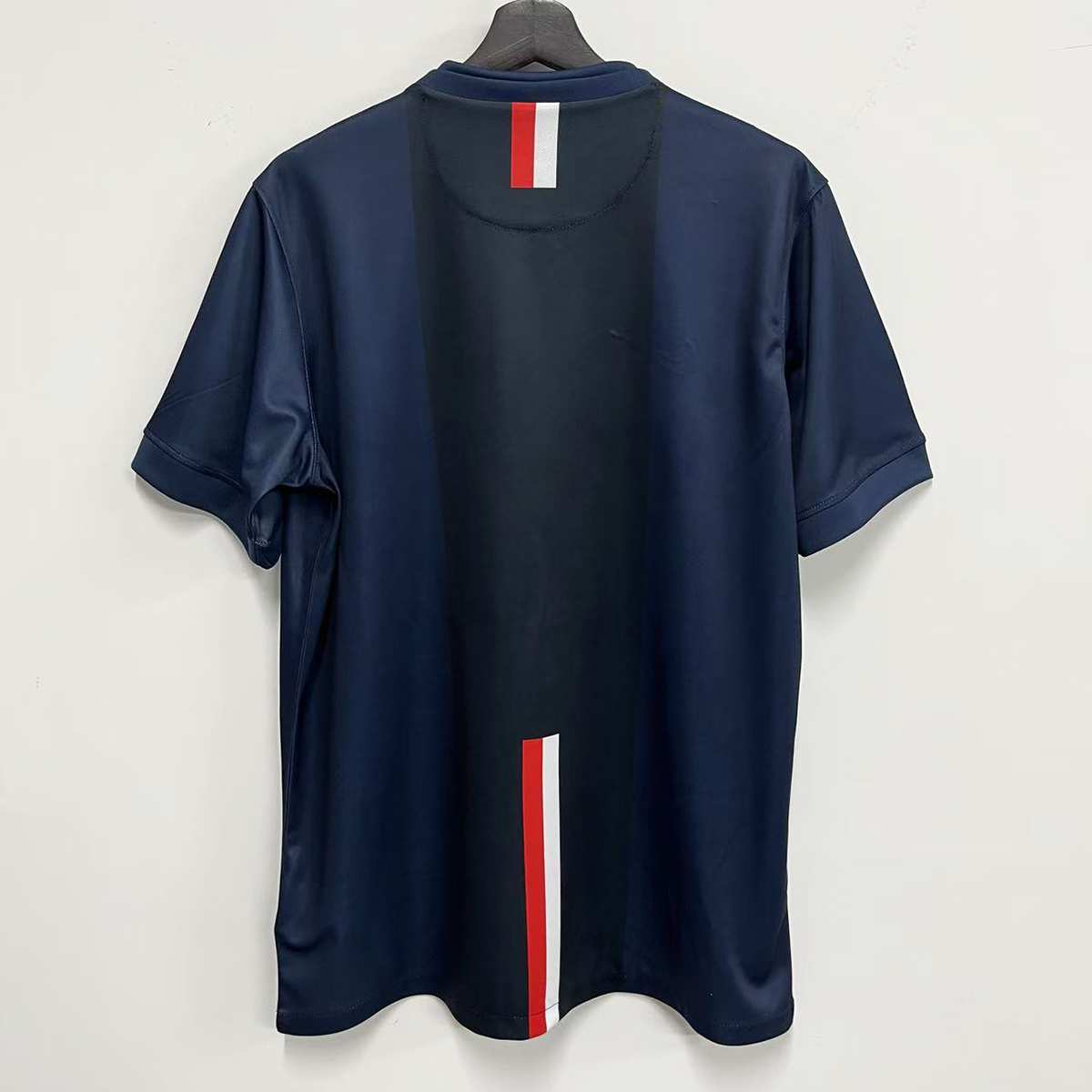 Tmavomodrý PSG 2014/15 retro domáci futbalový dres s pruhom pri golieri a spodnom okraji – zadná strana