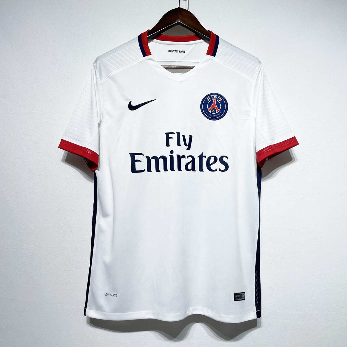 Biely PSG 2015/16 retro hosťovský futbalový dres s červenými rukávmi – predná strana