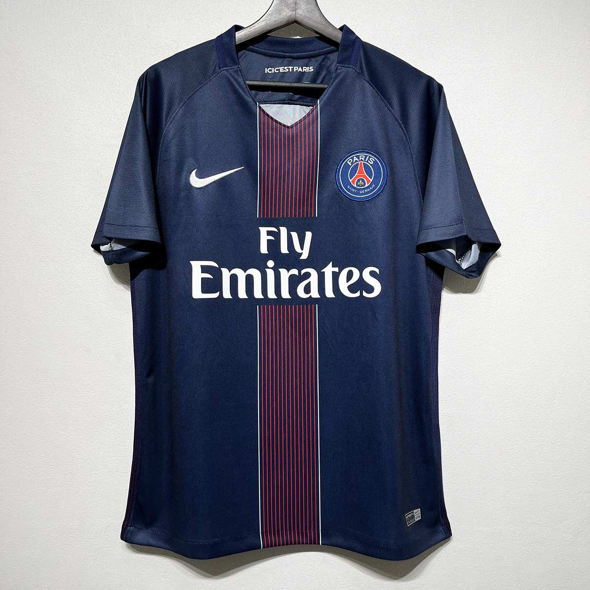 Tmavomodrý PSG 2016/17 retro domáci futbalový dres s červeno-bielymi prúžkami – predná strana