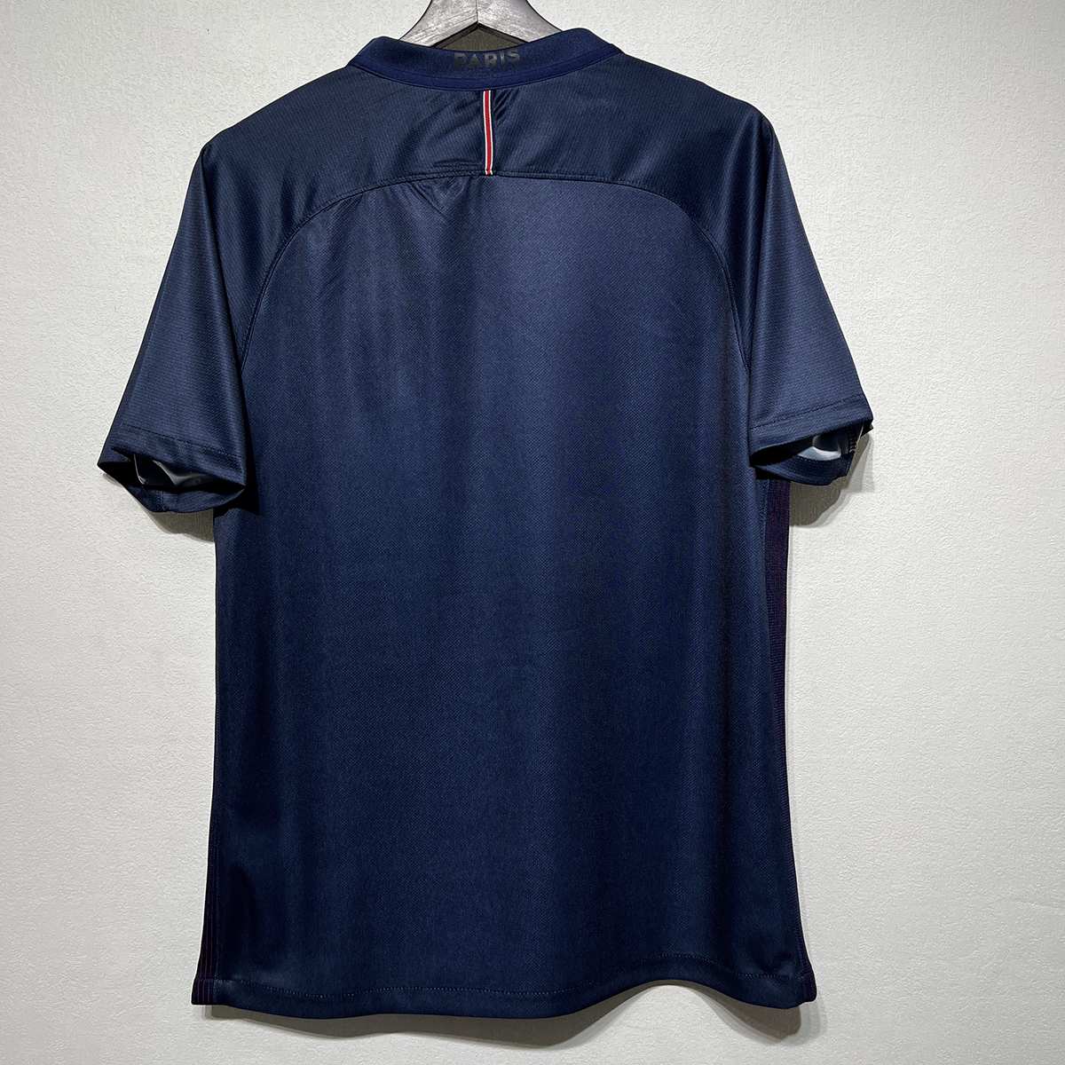 Tmavomodrý PSG 2016/17 retro domáci futbalový dres s detailom Paris na golieri – zadná strana