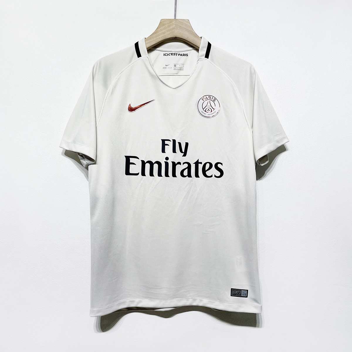 Biely PSG 2016/17 retro tretí futbalový dres s metalickými detailmi – predná strana