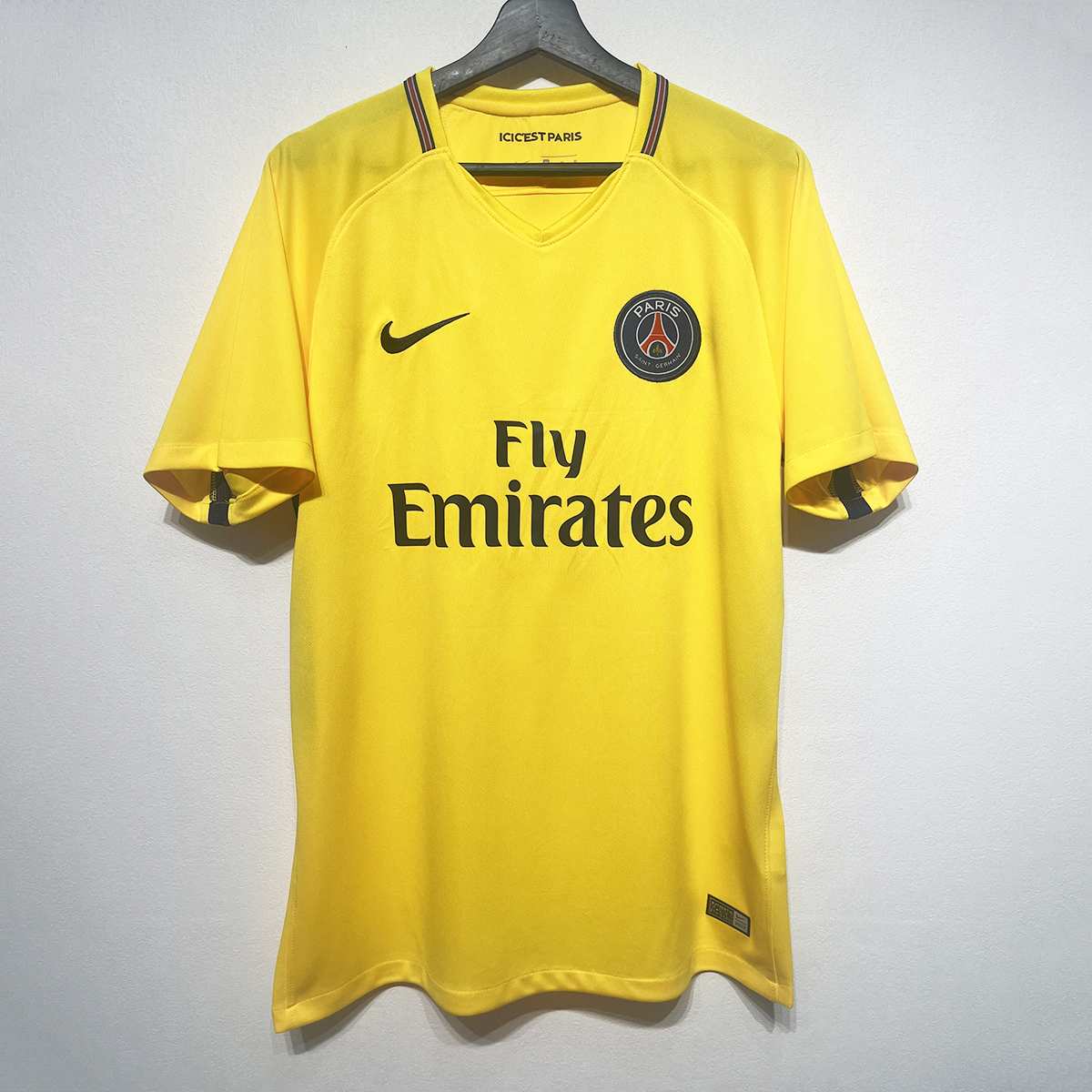 Žltý PSG 2017/18 retro hosťovský futbalový dres s tmavomodrými detailmi – predná strana