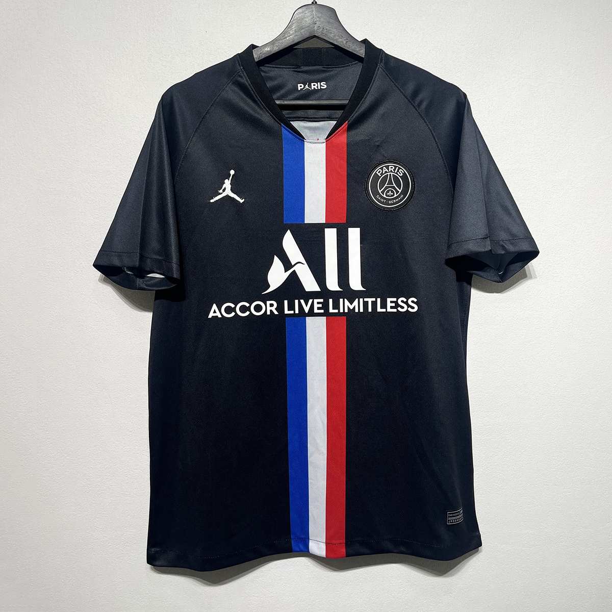 Čierny PSG 2019/20 retro štvrtý futbalový dres s francúzskou trikolórou – predná strana