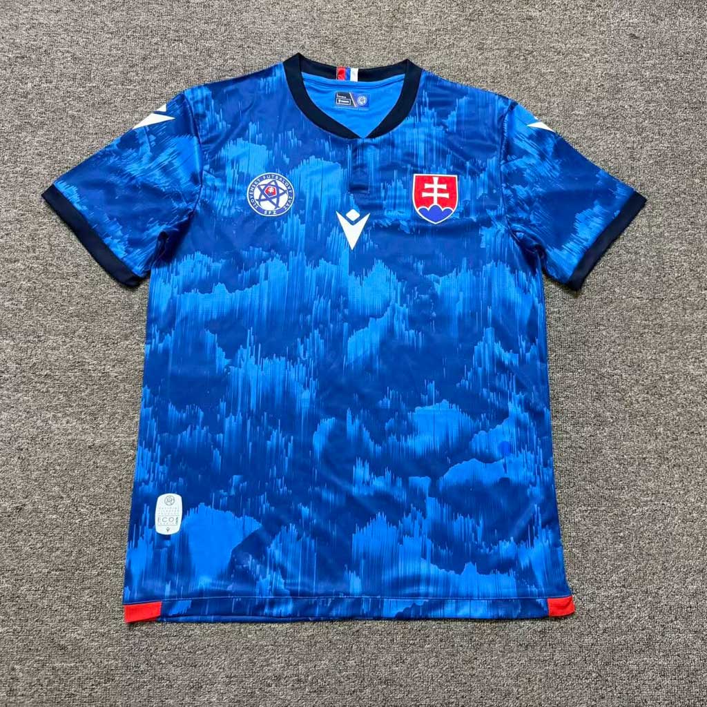 Modrý domáci futbalový dres Slovensko 2026/27 s motívom Vysokých Tatier – predná strana