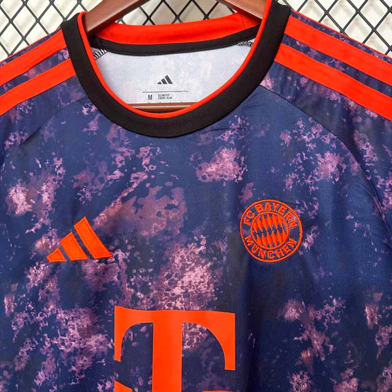 Tmavomodrý tretí dres Bayern München 2026/27 pre Ligu majstrov spredu