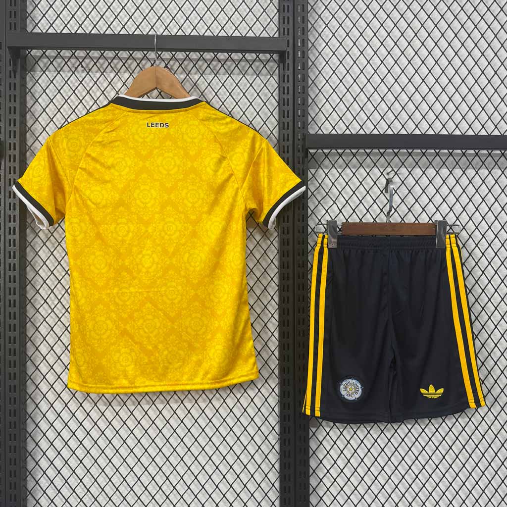 Žltý detský dres Leeds United 2026/27 – zadná strana a tmavomodré kraťasy