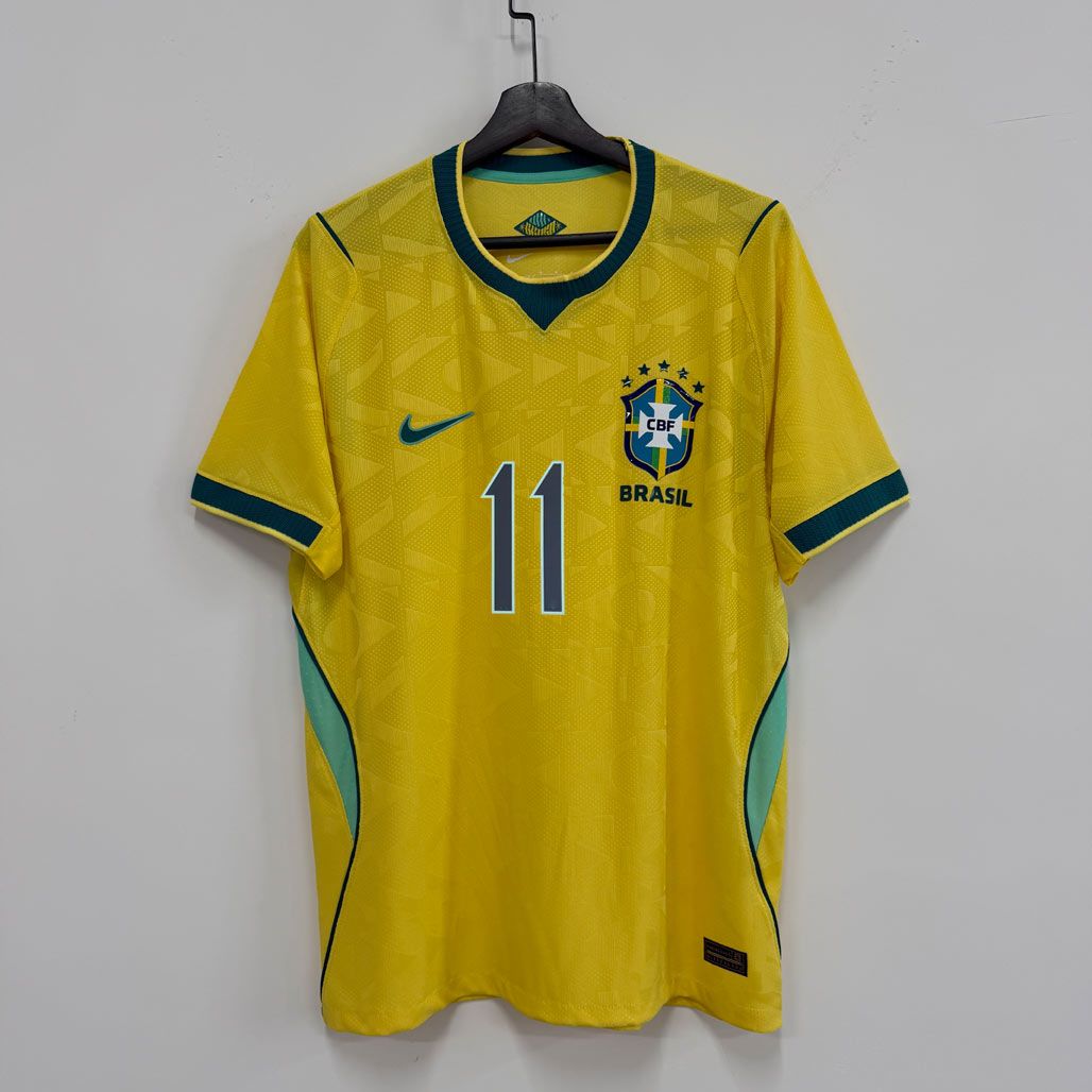 Domáci futbalový dres Brazília Raphinha 11 so zelenými detailmi a geometrickým vzorom
